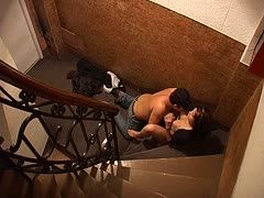 Porno des Paares beim Oralfick im Treppenhaus