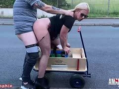 Parkplatzsex mit blonder Silikonnutte