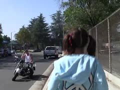 Die kleine Göre und der Biker