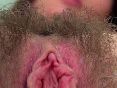 Unrasiertes Mädel zeigt beim Solosex alles