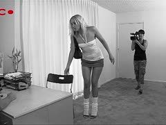 Die große Blonde hat winzige Möpse