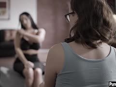 Dickbusige Göre und dralle Milf beim Vögeln