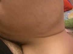 An seinem Pimmel rubbelt das unrasierte Mädel ihre Muschi