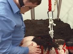 Maskierter Kerl bei perversen Fickspielen