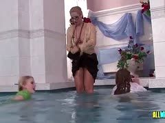 Im Bad tragen die Luxusweiber geile Klamotten