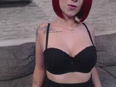 Deutsche Nina Devil zieht vor der Cam blank
